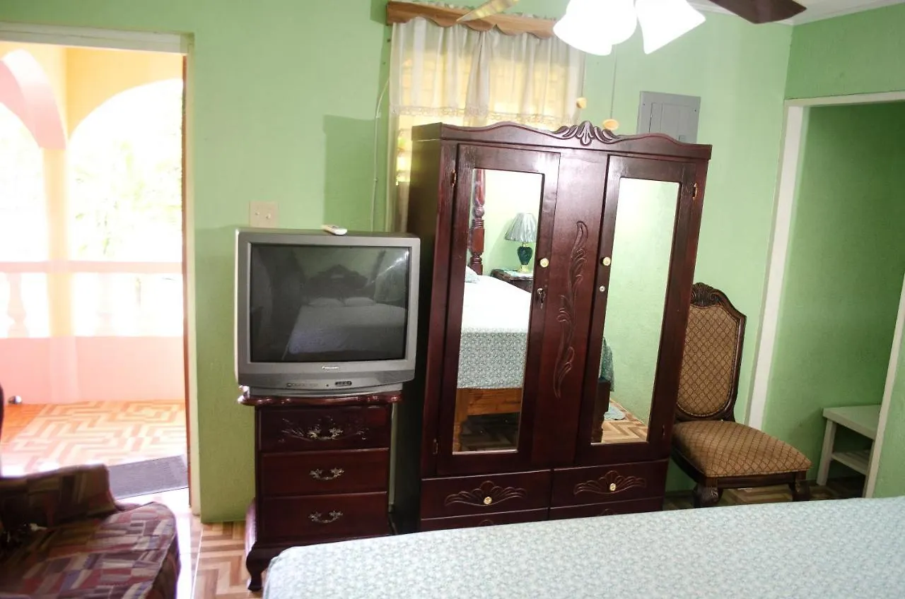 Little Shaw Park Guest House Ocho Rios 2*,  Jamaica